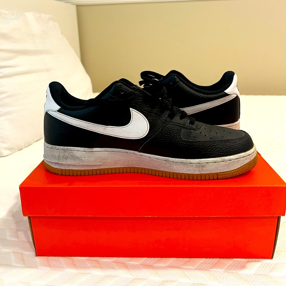 NIKE black and white mens air forces size 11